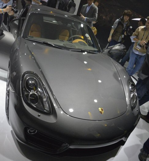 Porsche - Entrambe le versioni con motore posteriore-centrale offrono di serie il cambio manuale a sei rapporti, ma è disponibile come optional anche il cambio doppia frizione PDK a sette marce. width=