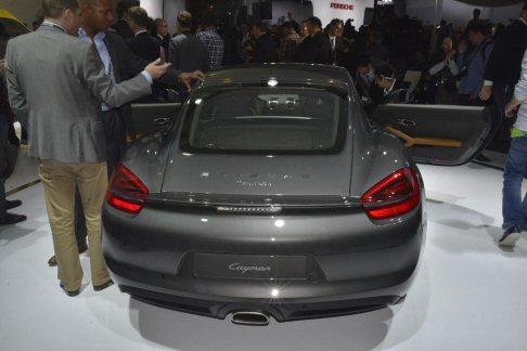 Porsche - Per quanto riguarda l’equipaggiamento dedicato alla sicurezza, la sportiva tedesca offre airbag frontali a due stadi oltre agli airbag laterali e per la testa. Presenti anche il sistema di controllo della stabilità, il PSM, Porsche System Management. width=