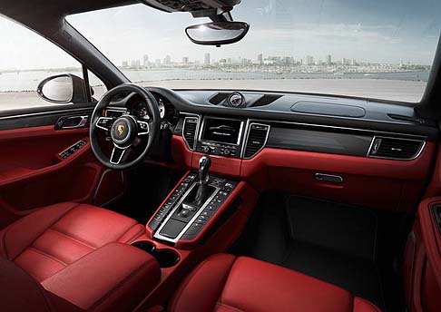 Porsche - Macan Turbo vanta un motore 3,6 litri V6 da 400 CV in grado di scattare da 0 a 100 km/h in 4,8 secondi e di raggiungere la velocità massima di 266 km/h. width=