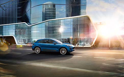 Porsche - Il veicolo, che arriverà sulle strade italiane a partire da aprile 2014, viene offerto all’esclusivo prezzo di listino di 60.000 euro per le versioni S e S diesel. Si sale invece a quota 83.387 euro nella versione Turbo. width=