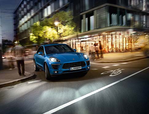 Porsche - Macan si avvale di uno stile che fonde elementi che meglio rappresentano il carattere di modelli come la 911 e la Panamera. width=