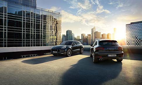 Porsche - A bordo l’ambiente è premium. Dominano la scena i sedili anteriori ribassati come nelle auto sportive, il volante multifunzione, la strumentazione di bordo con i tre quadranti. width=