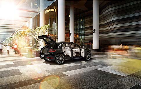 Porsche - Lunga la lista degli optional disponibili che include tra l’altro le sospensioni pneumatiche, il Porsche Torque Vectoring Plus, le luci Porsche Dynamic Light System Plus, fari bi-xenon adattivi. width=