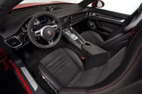 Porsche - La Panamera GTS può, tuttavia, garantire performance ancora più aggressive, grazie al pacchetto Sport Chrono. width=