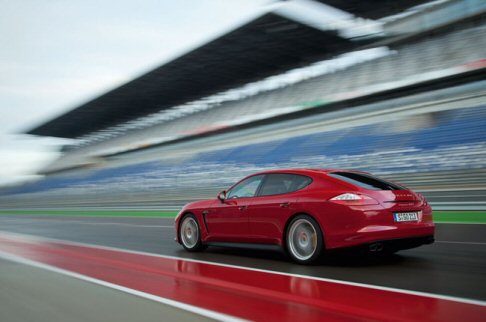 Porsche - Porsche Panamera GTS, nell’intenzione del costruttore di Zuffenhausen, si colloca tra la Porsche Panamera Turbo e la Porsche Panamera S/4S, colmando il vuoto esistente tra le due varianti. width=