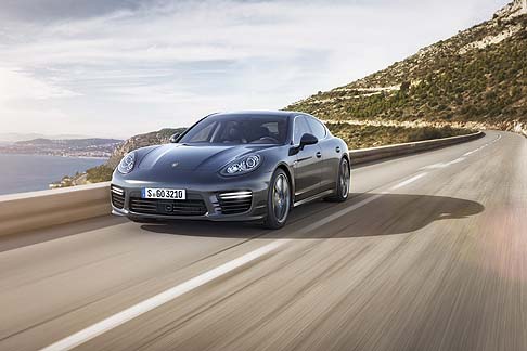 Porsche - Sportiva senza compromessi sia in fatto di design che di prestazioni, la nuova Porsche Panamera Turbo S si appresta a calcare la passerella del Salone di Tokyo, vetrina d’Oriente del settore automotive width=