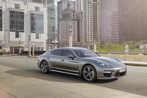 Porsche - La Panamera Turbo S è in grado di accelerare da 0 a 100 km/h in soli 3,8 secondi e di raggiungere la velocità massima di 310 km/h. width=