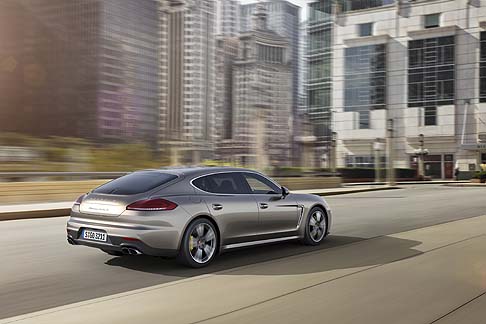 Porsche - Tra le caratterizzazioni estetiche la vettura si fa notare per la livrea proposta nella tinta Palladium metallizzato e per i cerchi Turbo II da 20 pollici.  width=