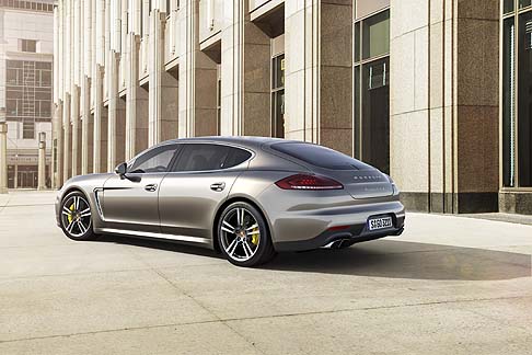 Porsche - La Porsche Panamera Turbo S il listino parte da 186.048 euro, che sale a ben 203.494 euro per la Porsche Panamera Turbo S Executive. width=