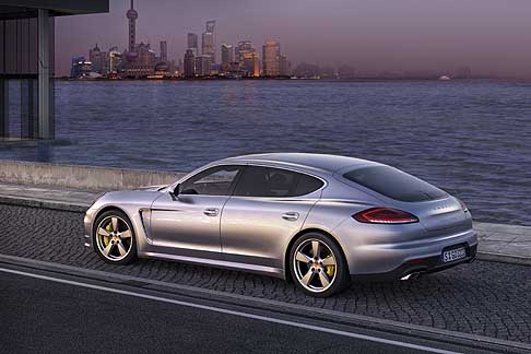 Porsche - Porsche Panamera 4S berlina di lusso width=