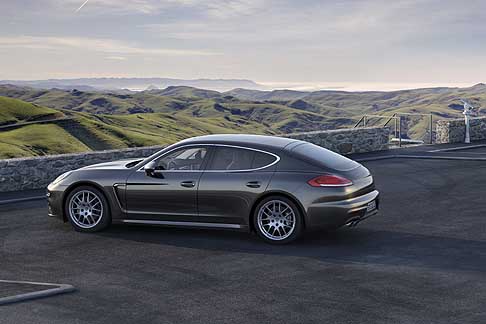 Porsche - Porsche presenta la nuova Panamera 4S fiancata laterale width=