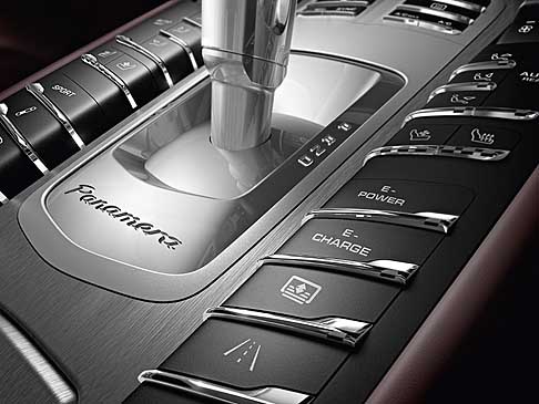Porsche - Il cambio a doppia frizione Porsche Doppelkupplung (PDK) a 7 rapporti è standard, mentre quello automatico Tiptronic S a 8 rapporti è abbinato alla Panamera Diesel e nella Panamera S E-Hybrid width=