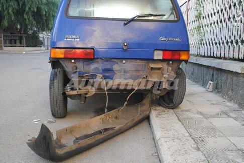 Incidente violentissimo - Postteriore distrutto della vettura in spostata colpito da una Fiat Punto nera che viaggiava ad altissima velocità nelle strade di Acquaviva delle Fonti, le forze dell´ordine cercano l´uomo