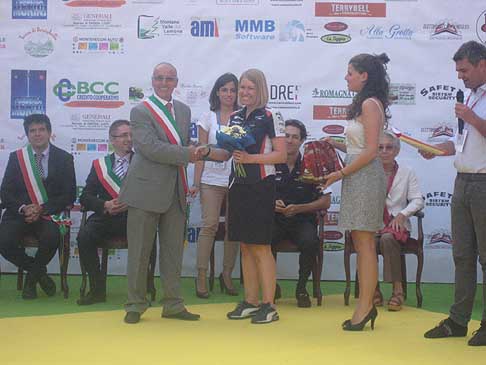 Bruno Senna - Premiata Sophie Eden l´adetta delle pubbliche relazioni del Team Williams di F1 al Trofeo Lorenzo Bandini 2012 consegnato da Luciano Parini width=