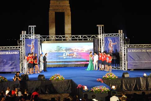 Reggio Calabria - Premiazione secondo posto equipaggio della Regione Umbria width=
