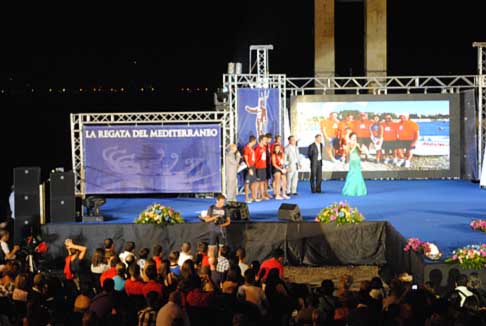 Reggio Calabria - Premiazione terzo posto equipaggio di salerno width=