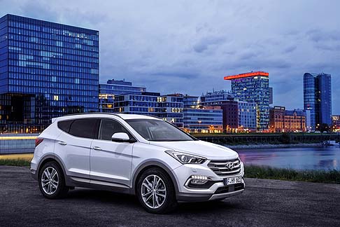 Hyundai - Look rinnovato per la Santa Fe, che offre tanti miglioramenti e nuove caratteristiche di sicurezza e comfort.  width=