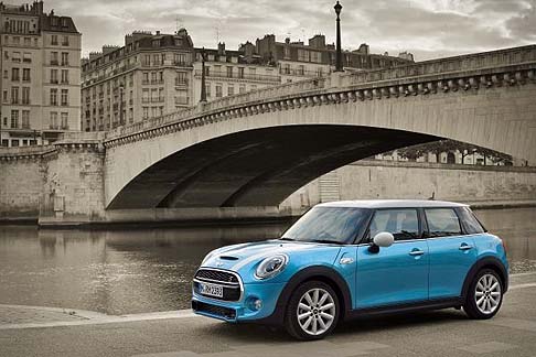 Mini - Al Mondial de l’Automobile 2014 di Parigi la gamma Mini mostra la nuova 5 porte, che amplia ulteriormente il carnet di proposte del marchio britannico. width=
