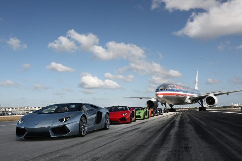 Lamborghini - Sbarca Oltreoceano per una elettrizzante dimostrazione delle proprie attitudini sportive, la nuova Lamborghini Aventador LP 700-4 Roadster. width=