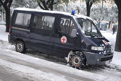 Neve in Puglia - Pulmanino Croce Rossa con catene da neve width=
