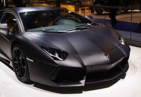 Lamborghini - Tra i 36 i brand occidentali è sfida aperta per il top del lusso e dell’esclusività. Supercar e ammiraglie extra large trovano terreno fertile in un luogo da sempre sinonimo di ricchezza. width=