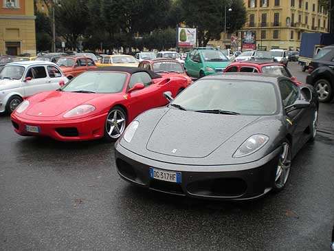Telethon - Raduno con auto Ferrari nei pressi della Banca BNL per Telethon width=