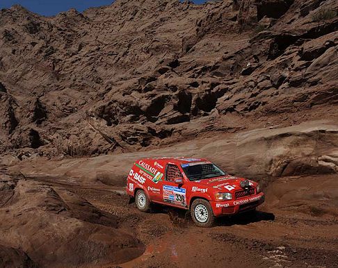 Nissan - Dakar 2011 Nissan Patrfinder guidata da Frederic Chavigny width=