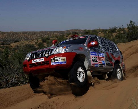 Toyota - Dakar 2011 Toyota Lland Cruiser width=