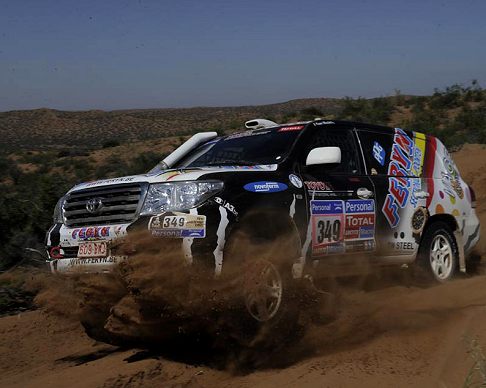 Toyota - Dakar 2011 Toyota Land Cruiser VDJ 200 guidata da Koen Wauters width=