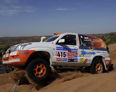 Toyota - Dakar 2011 Toyota Land Cruiser KDJ 120 guidata da Gerald Mognier width=