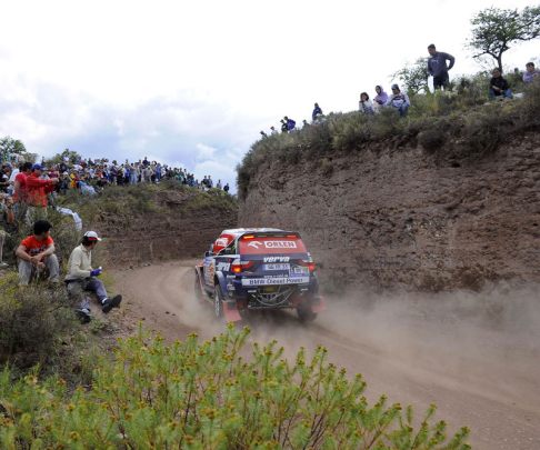 BMW - Dakar 2011veicolo BMW con spettatori sulle dune width=