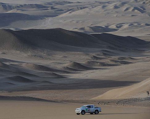 categoria auto - Dakar 2011 veicolo off-road nel deserto width=
