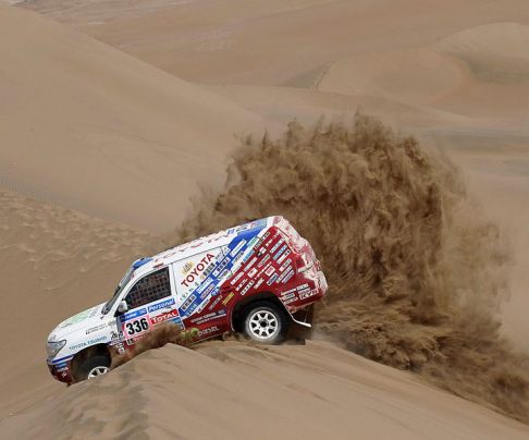 Toyota - Dakar 2011 Toyota land Cruiser VDJ 200 width=