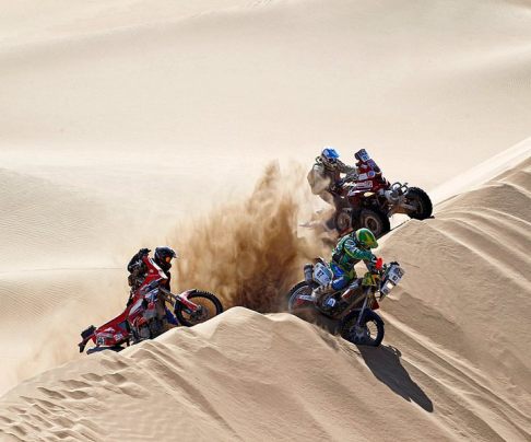 Dakar 2011 - Piloti alle prese con le dune sabbiose width=