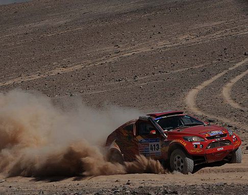 Warrior - Dakar 2011 Veicolo Desert Warrior Rallye Raid UK guidata da Geoffrey Olholm width=