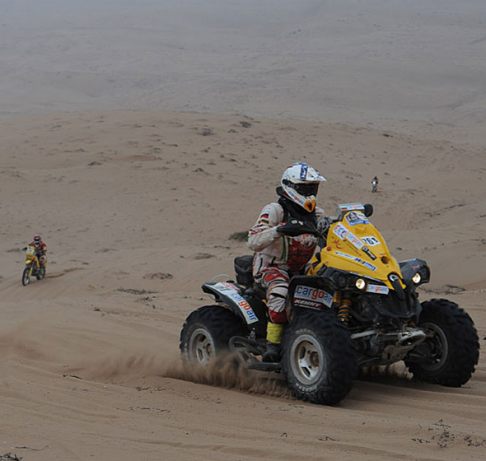 Rally Dakar 2011 - Dakar 2011 quadriciclo e moto nella sabbia width=