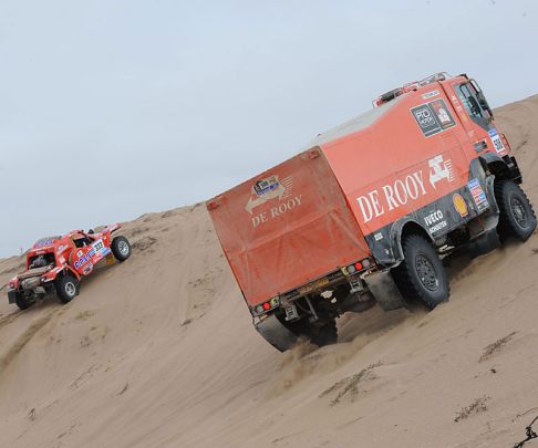 Rally Dakar 2011 - Dakar 2011 con camion e auto che affrontano una duna width=