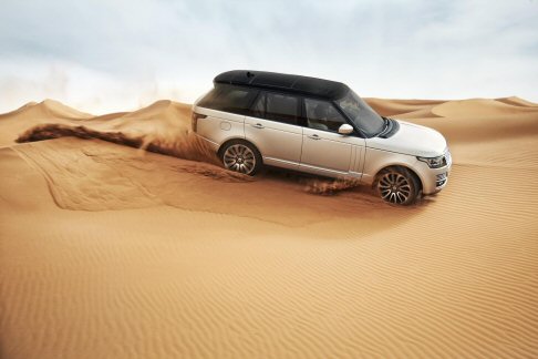 Lan Rover - Oltre alla scocca è stata realizzata una nuova struttura anteriore e posteriore, con telai in alluminio, che comprende sospensioni pneumatiche riprogettate.  width=