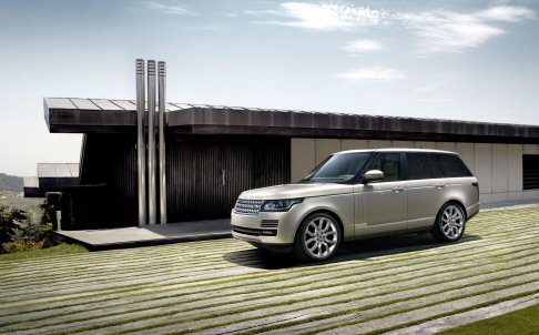Lan Rover - Tra le innovazioni presenti è incluso il nuovo sistema Terrain Response®, che analizza le condizioni di guida e del terreno e ottimizza le regolazioni del veicolo.  width=