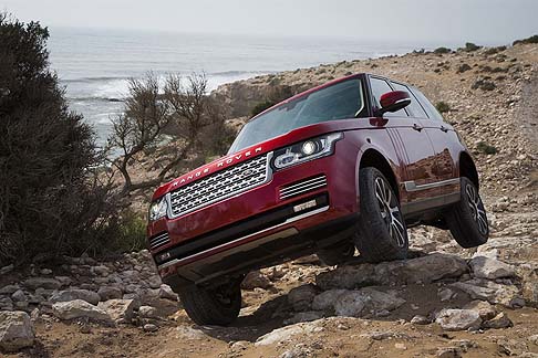 Land Rover - Dal punto vista estetico, le due nuove vetture sono dotate di luci di illuminazione del marciapiede,tetto panoramico con tendina motorizzata e i cerchi da 19 pollici in finitura Satin Dark Gray. width=