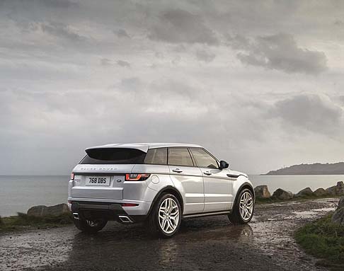 Land Rover - La gamma delle unità introduce un nuovo Diesel Land Rover, il 4 cilindri Ingenium Euro 6, brillante ed efficiente. width=