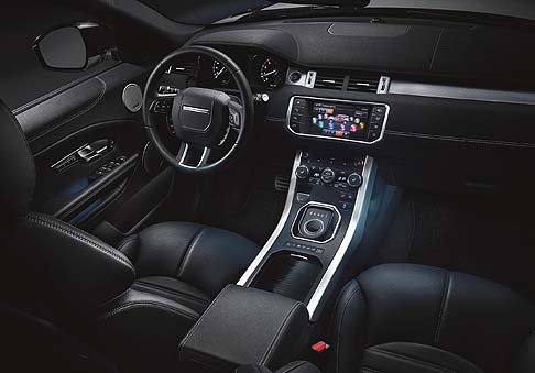 Land Rover - Per quanto riguarda l’equipaggiamento troviamo una serie di nuove caratteristiche, come il sistema di infotainment con touchscreen InControl Touch da 8 pollici, particolarmente intuitivo. width=