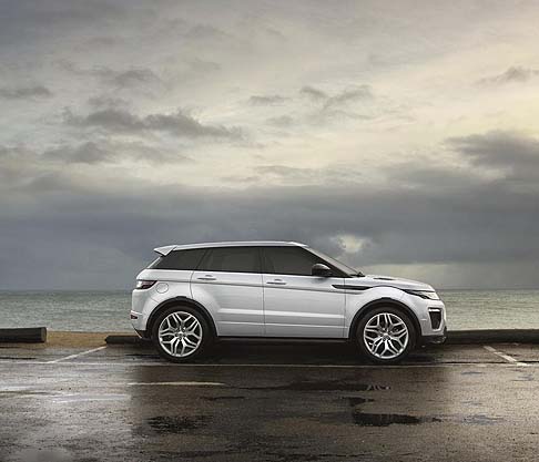 Land Rover - Una nuova funzione dell'Evoque è l'apertura del portellone hands-free, senza dover usare le mani.  width=