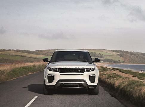 Land Rover - I livelli di allestimento sono stati allineati a quelli della Range Rover Sport, permettendo di scegliere tra le versioni Pure, SE, HSE, HSE Dynamic e Autobiography. width=