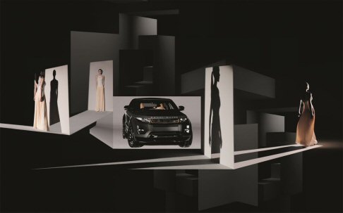 Land Rover - L’elemento più rappresentativo del design si identifica con la verniciatura grigio opaca Santorini Black rifinita a mano. width=