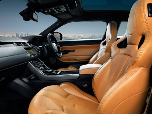 Land Rover - La guida dell’Evoque è resa confortevole grazie a funzioni accessibili tramite il Touchscreen da 8 pollci montato sulla consolle centrale. width=