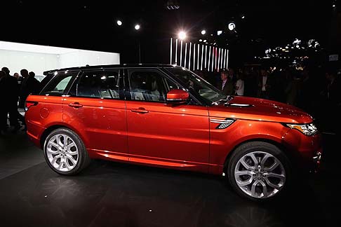 Land Rover - Dal giorno del lancio saranno disponibili quattro motori, due a benzina sovralimentati (il 5.0 litri V8 da 510 CV e il nuovo 3.0 litri V6 da 340 CV) e due diesel (il 3.0 litri TDV6 da 258 CV e lo SDV6 da 292 CV). width=