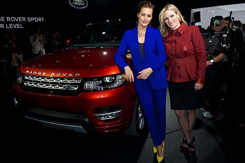 Land Rover - L'interno mostra una grande cura del dettaglio ed è stato ottimizzato per creare una cabina più larga e più comoda posteriormente, con 24 mm in più di spazio per le ginocchia. width=