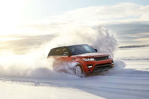 Land Rover - Il nuovo modello introduce un sistema di telecamere digitali che gestisce tre applicazioni di assistenza alla guida mirate a supportare le capacità di attenzione del guidatore. width=