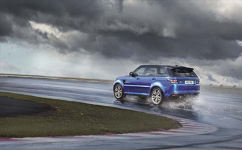 Land Rover - La Range Rover Sport SVR adotta, per la prima volta su una Land Rover, uno scarico attivo a due stadi con valvole a controllo elettronico.  width=